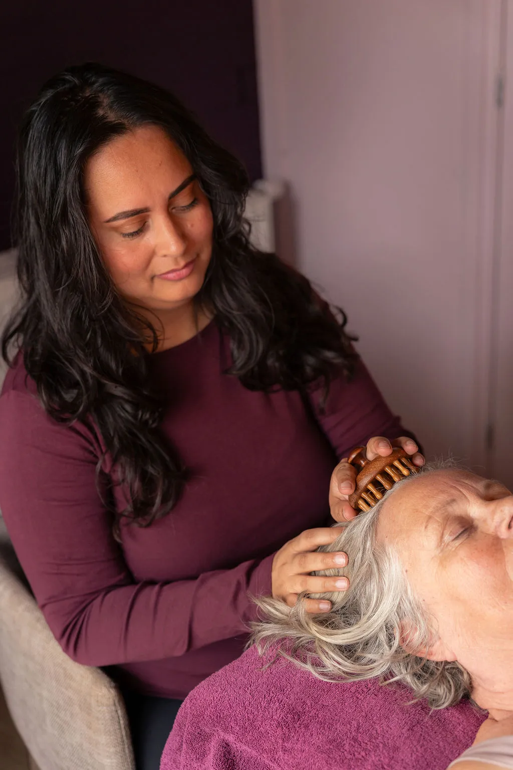 Masseuse die een hairplay massage geeft bij Rima Flow in Assen.