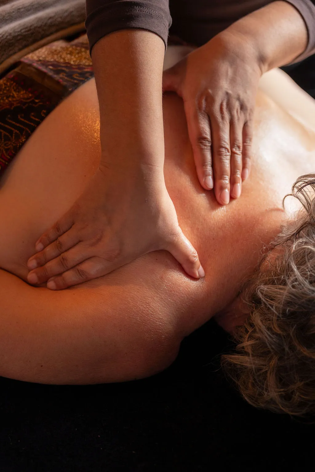 Schouderblad massage met Urut Isiwa Molukse Massage techniek bij Rima Flow in Assen.